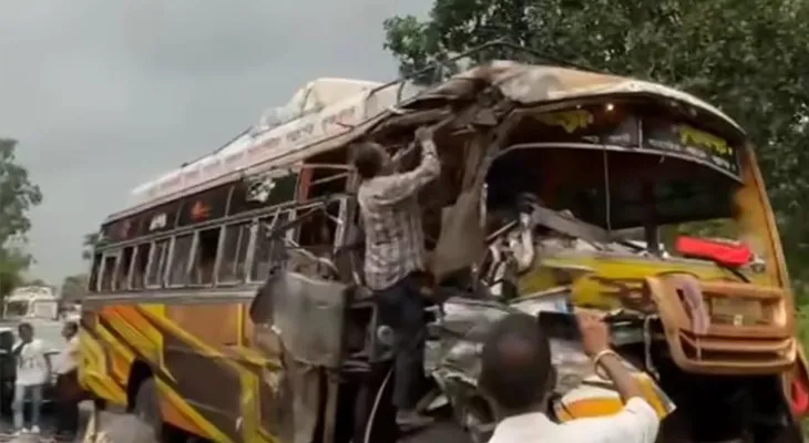 বাঁকুড়ার বেলিয়াতোড়ে দুটি বেসরকারি বাসের মধ্যে মুখোমুখি সংঘর্ষের জেরে জখম ৩০