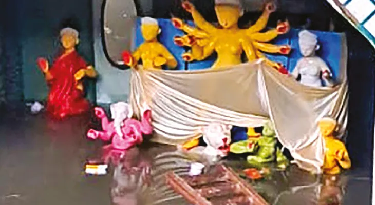 বর্ষণে বিপর্যস্ত মণ্ডপে বিষাদের সুর