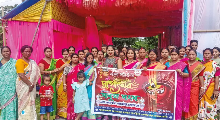 মহিলাদের উদ্যোগে এবছরই দুর্গাপুজো শুরু উত্তর খাগড়াবাড়ির সারদাপল্লির সবুজ সংঘে