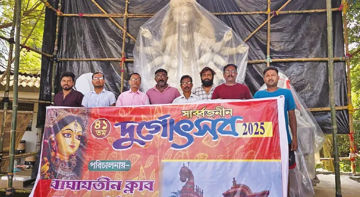 দেবীর গজে আগমনের দৃশ্য ফুটিয়ে তুলছে ডালখোলা বাঘাযতীন ক্লাব