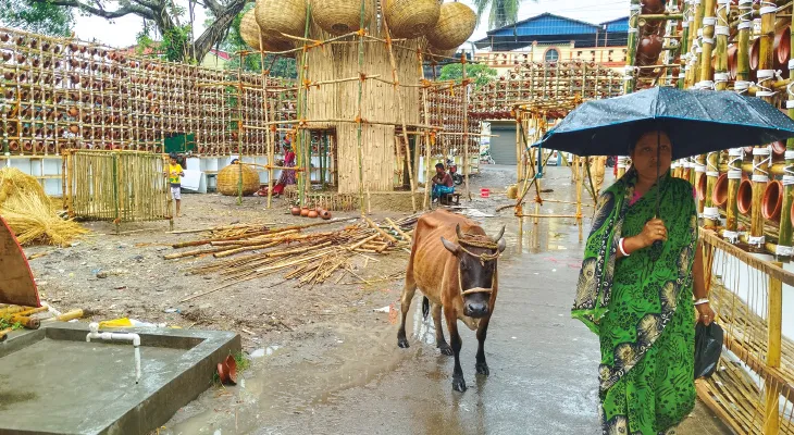 বৃষ্টিতে লণ্ডভণ্ড পুজোর প্রস্তুতি