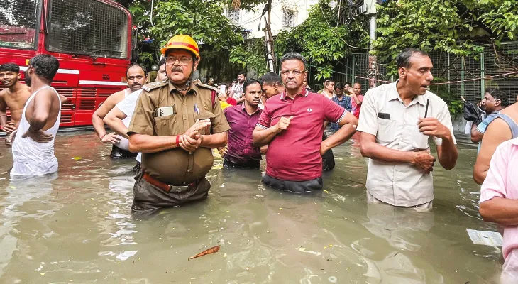 শহরের ৪ জায়গায় আগুন, জলে দাঁড়িয়ে পরিস্থিতি খতিয়ে দেখলেন মেয়র