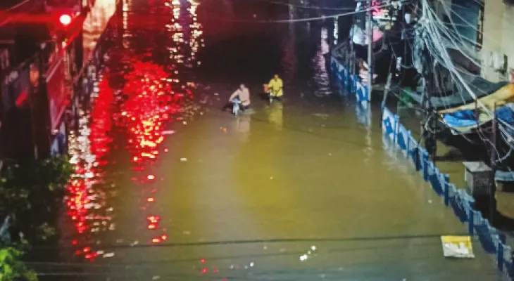 অন্ধকার শহর, রাস্তায়  পড়ে রইল বিকল গাড়ি