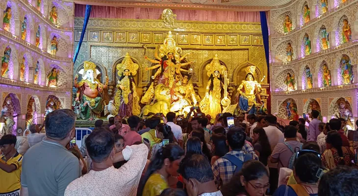 উদ্বোধন হতেই একডালিয়াতে ঠাকুর দেখার ভিড়
