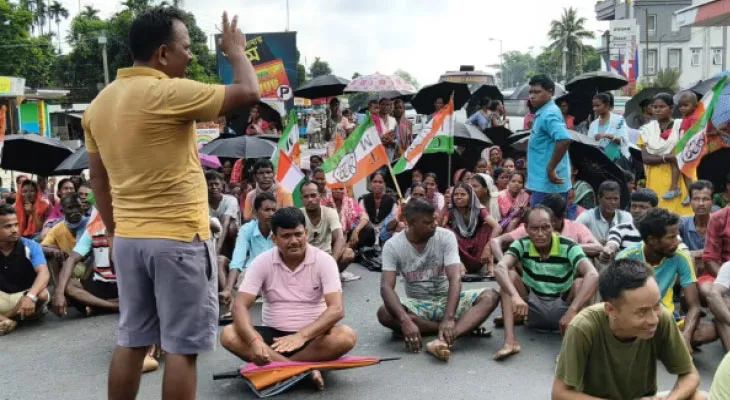 ২০ শতাংশ বোনাসের দাবিতে পথ অবরোধ অটল বাগানের শ্রমিকদের