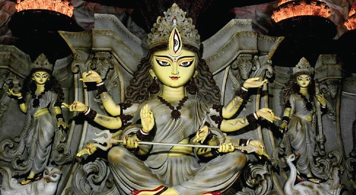 ৩ কোটি রুদ্রাক্ষ দিয়ে চেতলা অগ্রণীর মণ্ডপ