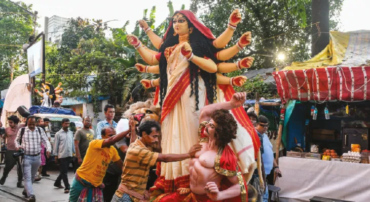 বৃষ্টি কমতেই কুমোরটুলি থেকে দ্রুত প্রতিমা মণ্ডপে নিয়ে যাওয়ার হিড়িক