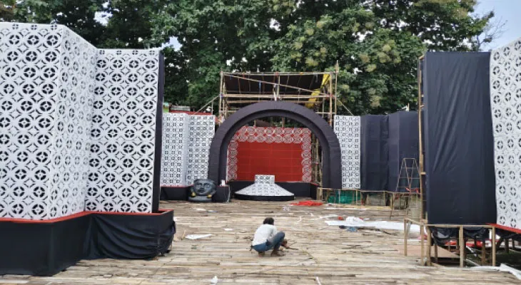 আদিবাসীদের কৃষ্টিকলা দেখা যাবে রথখোলা শিবাজি সংঘের প্যান্ডেলে