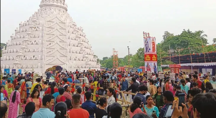 ভিড়ের চাপে তিতিবিরক্ত বাসিন্দারা