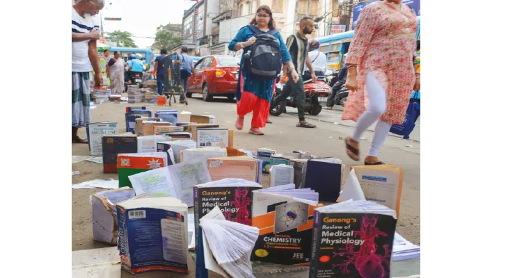 রাস্তাজুড়ে বইয়ের ‘লাশ’, কোটি কোটি টাকার ক্ষতি! ঘুরে দাঁড়াতে মরিয়া বানভাসি কলেজ স্ট্রিট