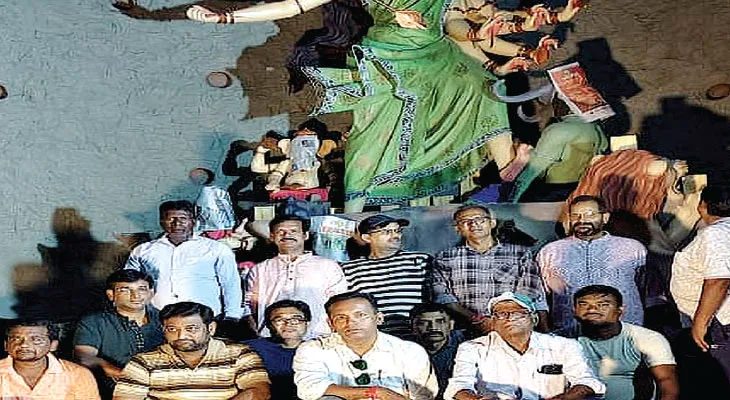 ঝাড়গ্রামের সংঘমিত্র ব্যায়াম সমিতির থিম, আমরা এখনও মাটির পুতুল গড়ি
