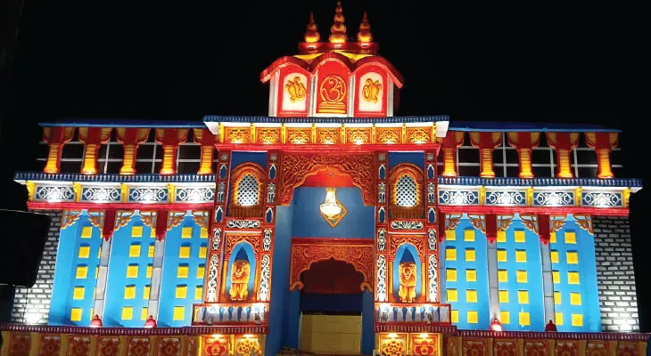 বদ্রীনাথ ধামের আদলে কাটোয়ার আদর্শপল্লি অ্যাথলেটিকের মণ্ডপ