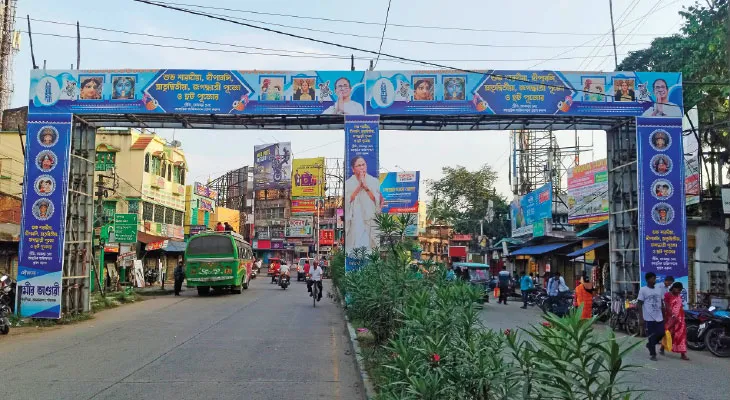 পুজো উদ্বোধনে পদ্মকে টেক্কা ঘাসফুল শিবিরের, আরামবাগে জনসংযোগ প্রতিযোগিতায় দুই দল