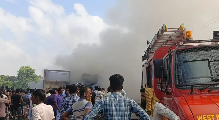 মাঝরাস্তায় দুটি লরিতে আগুন, চাঞ্চল্য মুর্শিদাবাদের সাগরদিঘিতে
