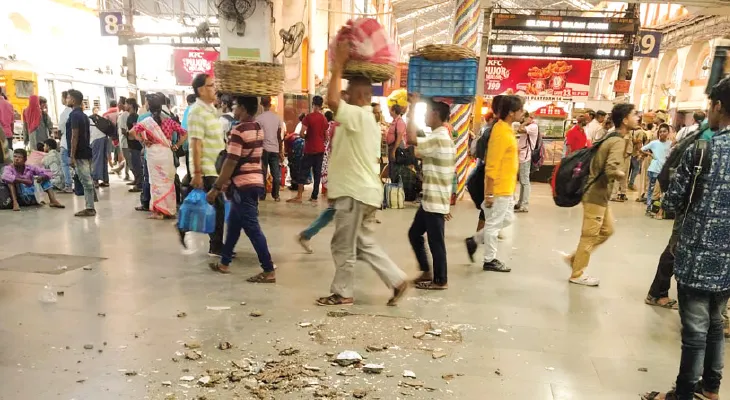 শিয়ালদহ স্টেশনে চাঙড়  ভেঙে পড়ল যাত্রীর মাথায়