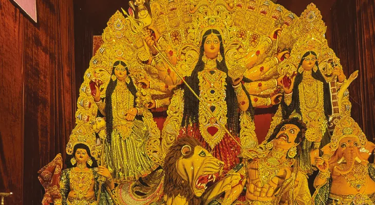 ষষ্ঠীতে পুরনো দুর্গামূর্তি বিসর্জন দিয়ে নতুন প্রতিমা বেদিতে ওঠে নন্দীবাড়িতে