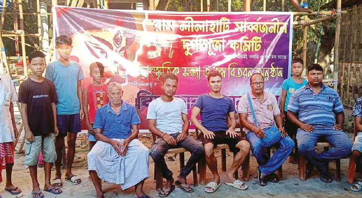 অষ্টমীর সন্ধ্যায় সহস্র দর্শনার্থীর জন্য ভোগের ব্যবস্থা লীলাহাটি সর্বজনীনের