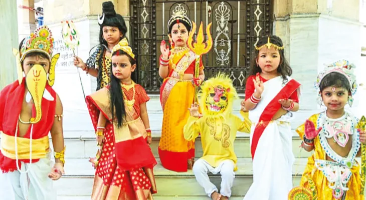 সহপাঠীদের সঙ্গে পুজো পরিক্রমা ফার্স্ট স্টেপ পাব্লিক স্কুলের পড়ুয়াদের