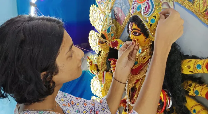 নিজেই প্রতিমা গড়েছেন, নিজের হাতেই করবেন পুজো! কলেজ ছাত্রকে নিয়ে হইচই জলপাইগুড়িতে
