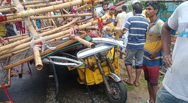 প্রাকৃতিক বিপর্যয়ের জেরে সাময়িকভাবে স্তব্ধ বারাসত-টাকি রোড, বন্ধ যান চলাচল
