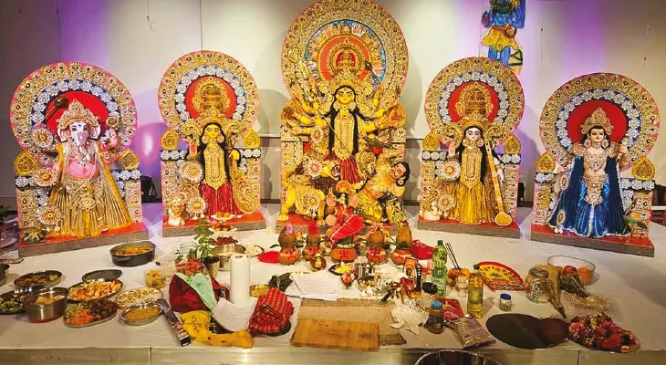 ব্রাসেলসে মণ্ডপ সাজছে আলপনায়, আল্পস পর্বতে হিমালয়-কন্যার পুজো