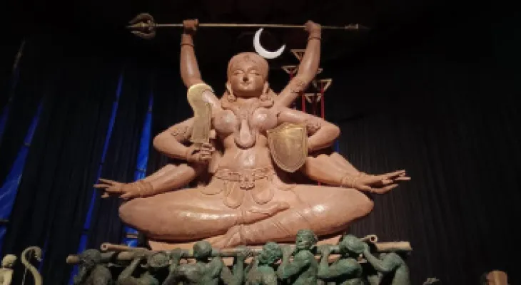 পুজোয় দুর্গার বাহক কুলিদের সম্মান প্রদর্শন দমদম দত্তবাগানে