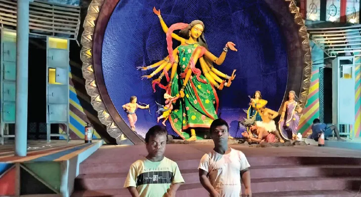 বড়িশা ক্লাবে মণ্ডপ মাতাচ্ছেন ‘জোকার’ আব্বাস আলি শাহু