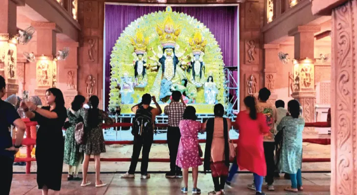 নবতিপর ম্যাডক্সের ম্যাজিক, সম্মোহিত ষোলো থেকে আশি, দুর্গার রূপ আর মায়াবী আলো রাঙিয়ে তুলছে পুজোর প্রেম