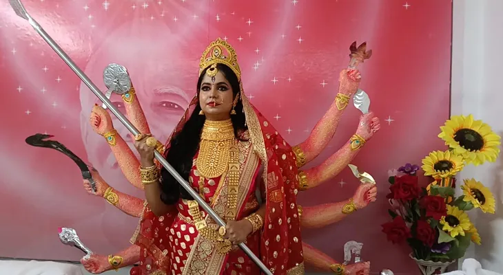 হলদিবাড়ি উত্তরপাড়া ইউনাইটেড ক্লাবে এবার জীবন্ত দুর্গা, ভিড় জমছে মণ্ডপে