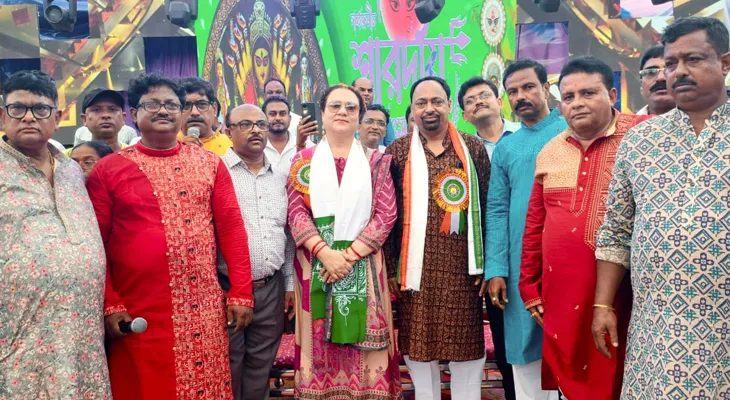 পশ্চিম মেদিনীপুরের বেলদাতে একটি ক্লাবের পুজো উদ্বোধন করলেন বলিউড খ্যাত নায়িকা মন্দাকিনী