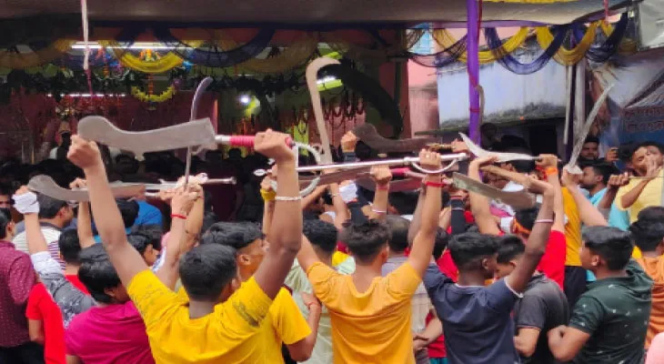 মহাষ্টমী ও নবমীর সন্ধিক্ষণে লাঠি, অস্ত্র নিয়ে জয়তারা উৎসবে মাতেন বাসিন্দারা