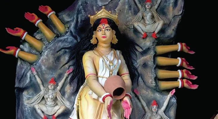 পঞ্চমীতে উপচে পড়া ভিড় শহরতলিতে, দুপুর থেকেই মণ্ডপে দর্শনার্থীরা