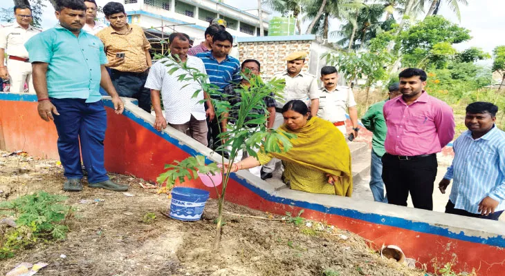 ঘোষপুর সর্বজনীনে থিম: ডিভিসির জলে খানাকুলের আর্তনাদের চিত্র