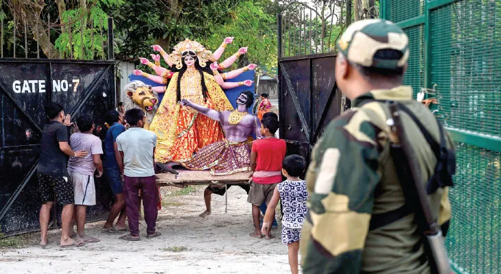 কাঁটাতারের ওপারে ভারতীয় ভূখণ্ডে দেবীর আরাধনায় ছোটন, অতুলরা