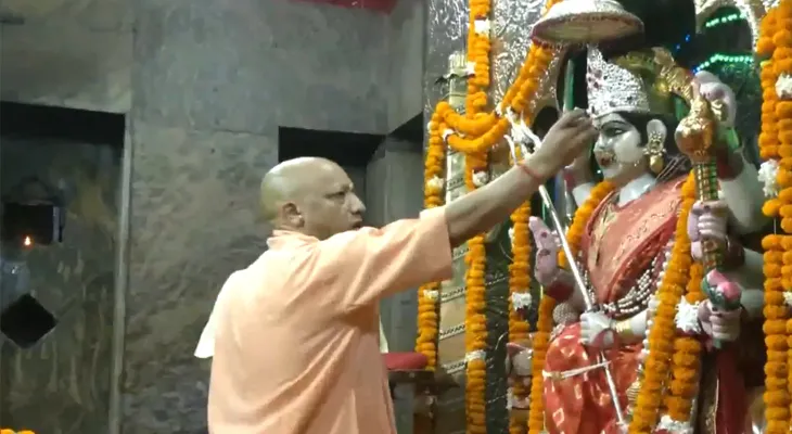 নবরাত্রি উপলক্ষ্যে বলরামপুরের পটেশ্বরী দেবীর মন্দিরে পুজো দিলেন উত্তরপ্রদেশের মুখ্যমন্ত্রী যোগী আদিত্যনাথ