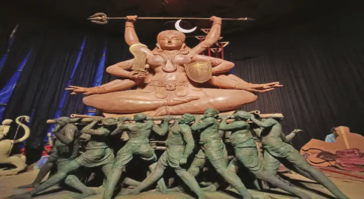 পুজোয় দুর্গার বাহক কুলিদের সম্মান প্রদর্শন দমদম দত্তবাগানে
