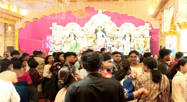 মহাষষ্ঠীতে দেশপ্রিয় পার্কের মণ্ডপে ভিড়