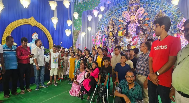 মণ্ডপে পা রেখেই গানের তালে নাচল হোমের শিশুরা, খুশি বিশেষ চাহিদাসম্পন্নরাও