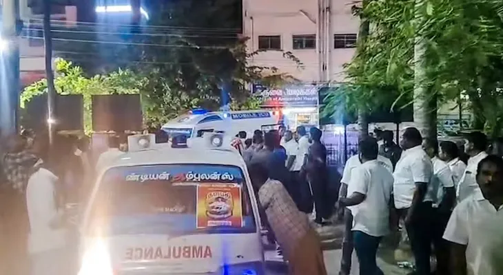 তামিলনাড়ুতে পদপিষ্ট কাণ্ড: কারুরে জখমদের উদ্ধারকাজ চলাকালীন পাঁচটি অ্যাম্বুলেন্সে হামলা চালায় টিভিকের কর্মীরা, জানালেন এক প্রত্যক্ষদর্শী