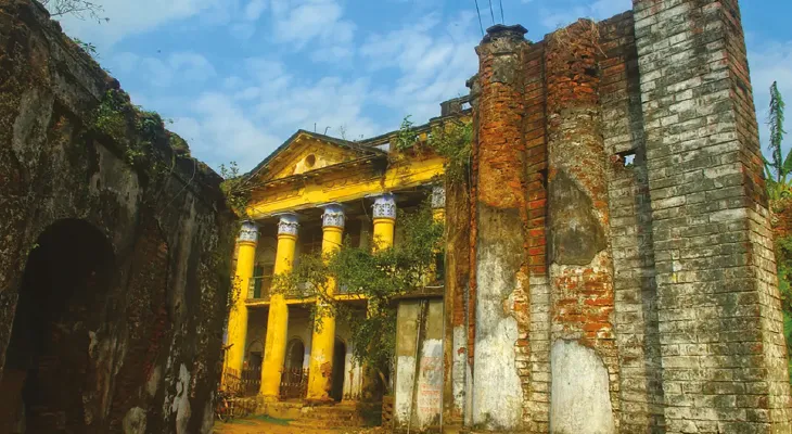 নাড়াজোল রাজবাড়িতে অঞ্জলি দেন না মহিলারা
