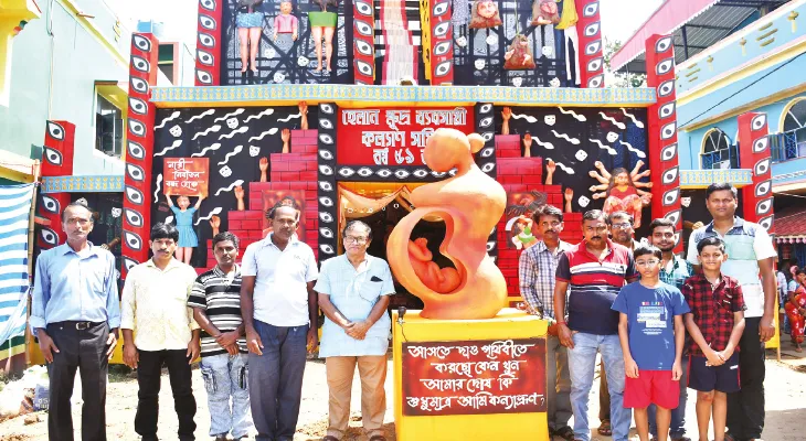 হেলান ক্ষুদ্র ব্যবসায়ী সমিতির থিমে কন্যাভ্রূণ হত্যার প্রতিবাদ