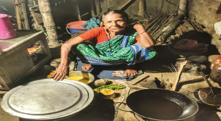 স্বামীর মৃত্যুর পর চপের দোকান ৮০ ছাড়ালেও লড়াই জারি