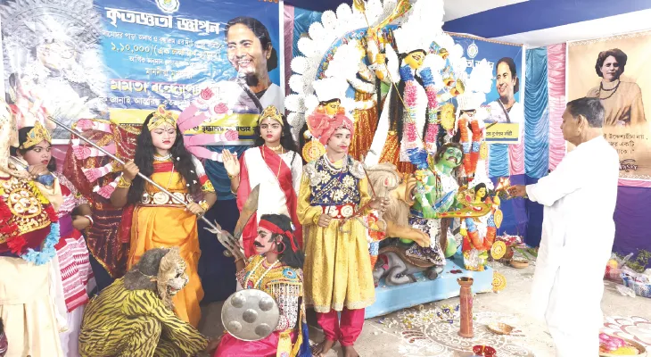 নাদনঘাটে অনাথ ও বৃদ্ধাশ্রমে জীবন্ত দুর্গার আরাধনায় মন্ত্রী