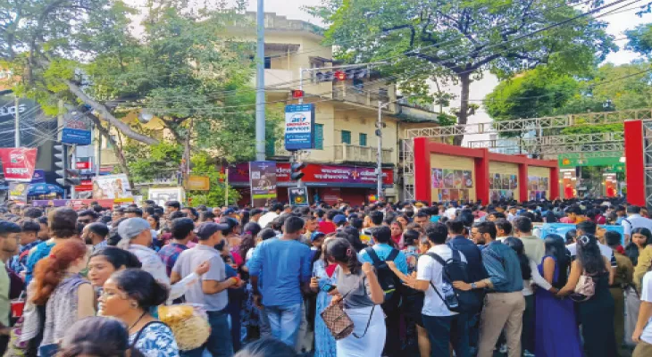 ‘ইচ্ছে করে ভিড় বাড়াচ্ছে’, আয়োজকদের বিরুদ্ধে ক্ষোভ ক্লান্ত দর্শকদের