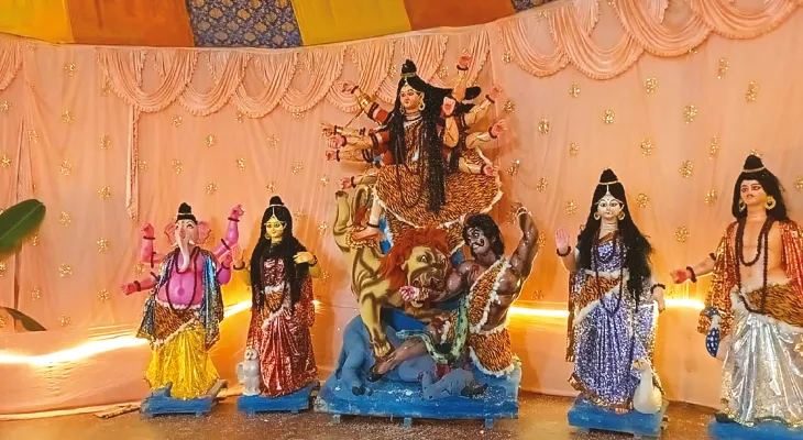 বন্যপ্রাণীর উপদ্রব, মঙ্গলকাটা বনবস্তিতে দিনে দুর্গাপুজো, রাতে মণ্ডপে জ্বলে প্রদীপ