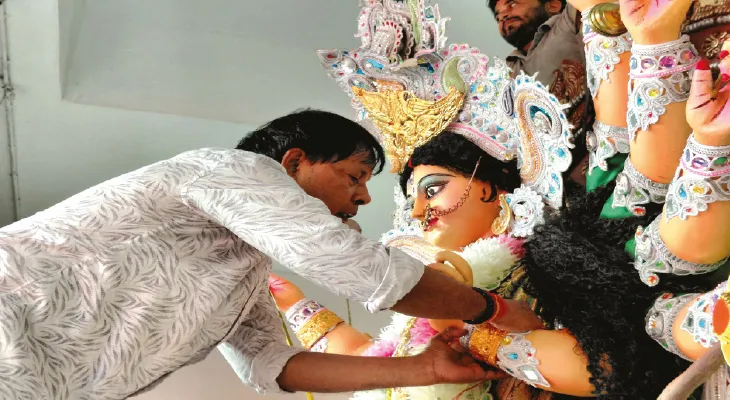 ষষ্ঠীতে দেবীকে প্রায় চল্লিশ ভরি সোনা পরিয়ে আরাধনা, তান্ত্রিক মতে হয় ৫০০ বছরের পুরনো পুজো