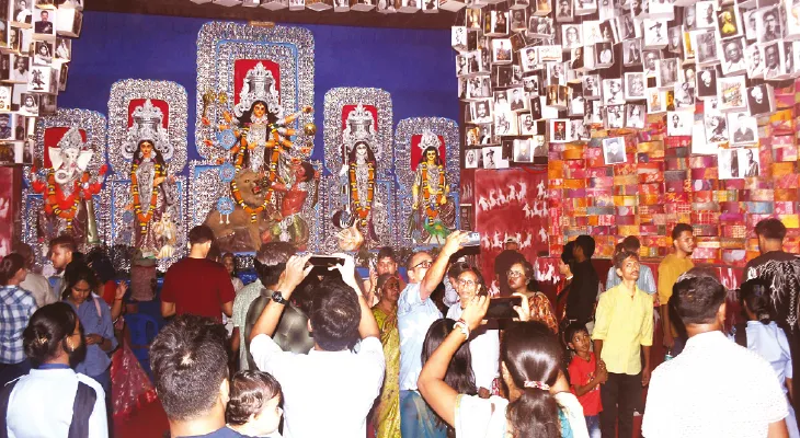গরমকে ডোন্ট কেয়ার, নতুন জামার গন্ধ মেখে প্যান্ডেলের সামনে ভিড়