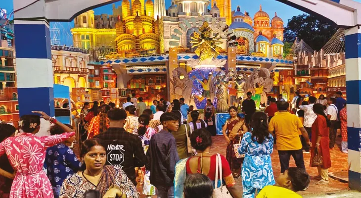 কোলে এক বছরের ছেলে, ধামুয়া থেকে বারুইপুরের মণ্ডপে গৃহবধূ