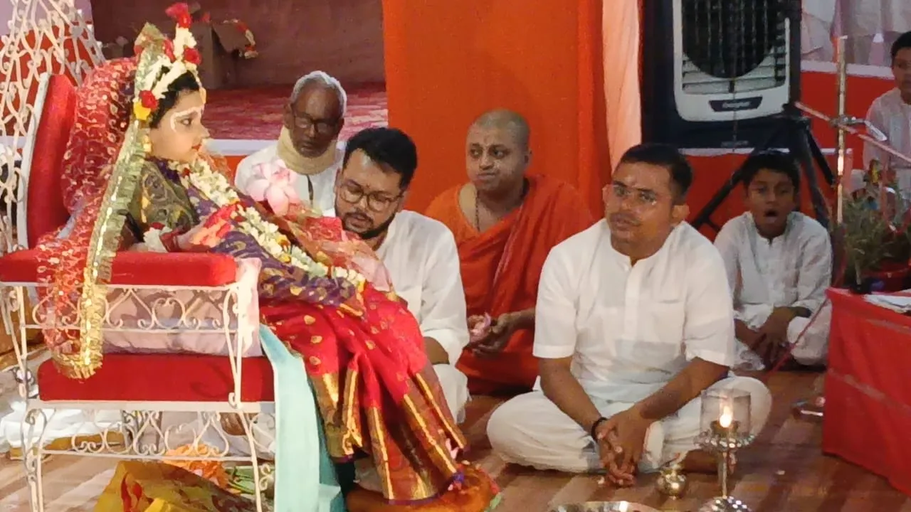 রামকৃষ্ণ মিশন আশ্রমে মহাষ্টমীতে অনুষ্ঠিত হল কুমারী পুজো