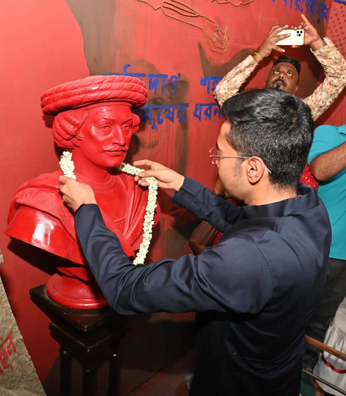 বাগুইআটির অশ্বিনীনগর বন্ধু মহল দুর্গাপুজোর মণ্ডপ পরিদর্শন করলেন তৃণমূল সাংসদ অভিষেক বন্দ্যোপাধ্যায় শ্রদ্ধাজ্ঞাপন বাঙালি মনীষীদের মূর্তিতে